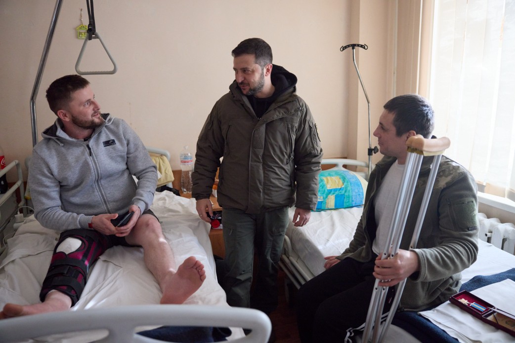 На Харківщині Зеленський відвідав поранених захисників України та вручив державні нагороди військовим медикам