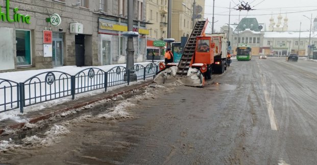 Понад сто одиниць снігоприбиральної техніки розчищують дороги у Харкові