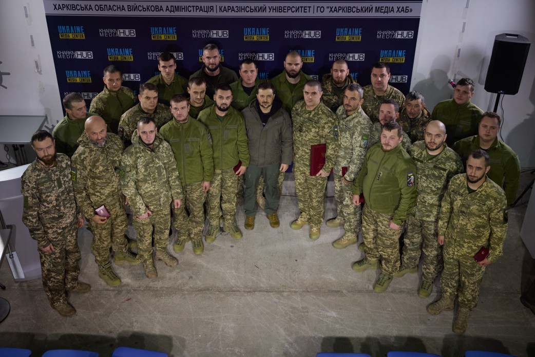 Зеленський нагородив військовослужбовців, які відзначилися під час боїв на Харківщині