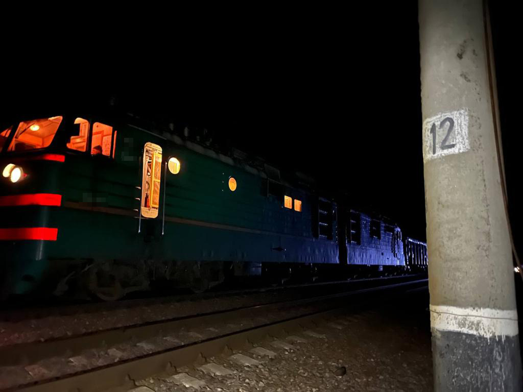На Харківщині вантажний потяг насмерть сбив жінку
