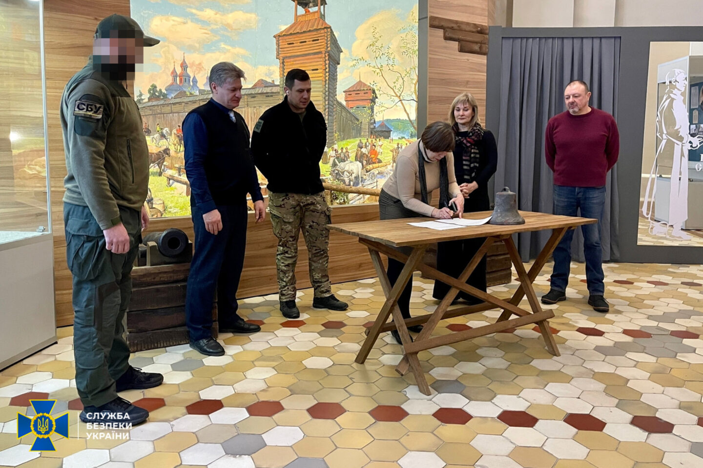 СБУ передала до Харківського музею дзвін з українського храму, який знищили росіяни під час захоплення Куп’янська