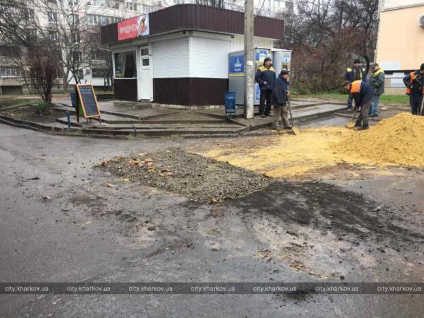 У Новобаварському районі ремонтують водопровідні мережі