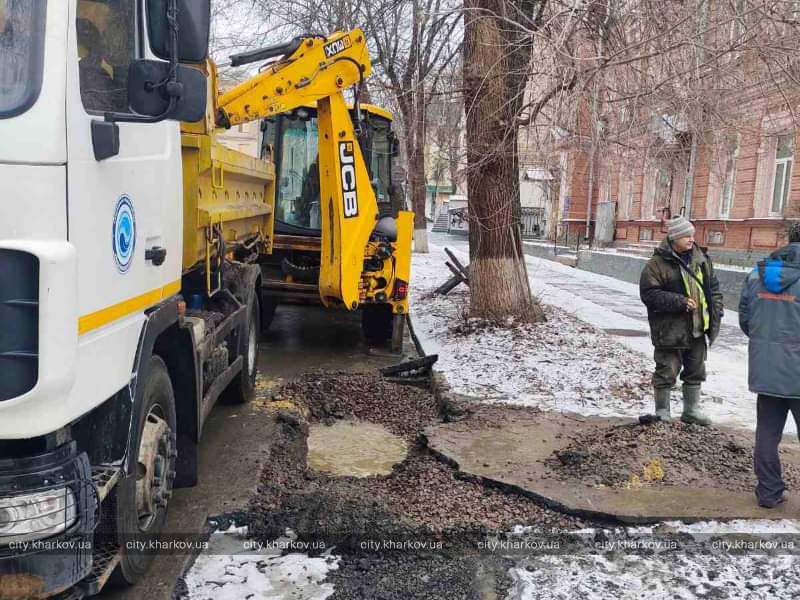 У Київському районі оперативно ремонтують водоводи