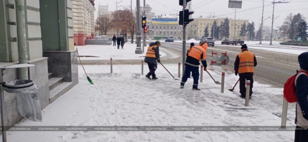 На дорогах Харкова працюють понад 110 снігоприбиральних машин