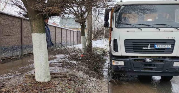 На Ново-Баварському проспекті усувають аварію на трубопроводі