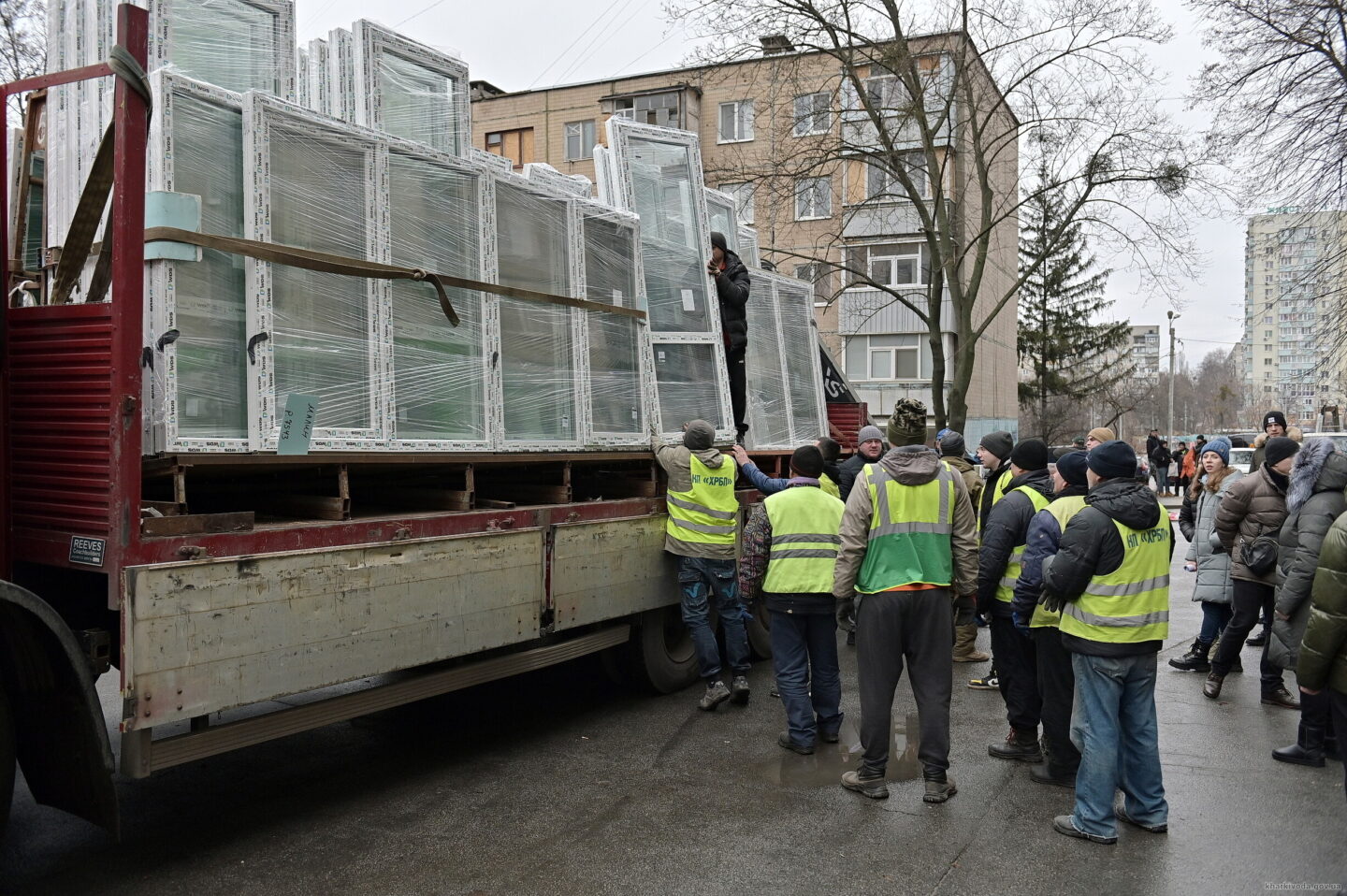 Харків’яни отримали від обладміністрації металопластикові вікна