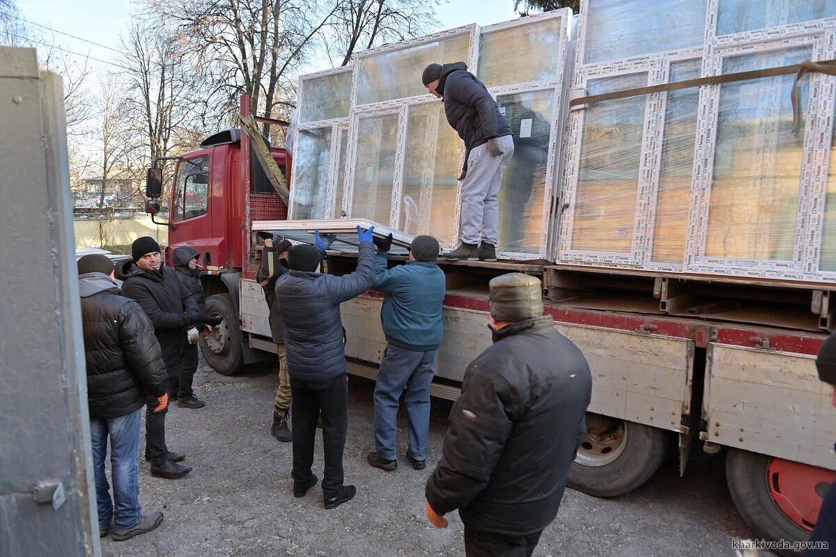Жителів громад Харківщини, постраждалих від російських обстрілів, забезпечують вікнами для відновлення житла