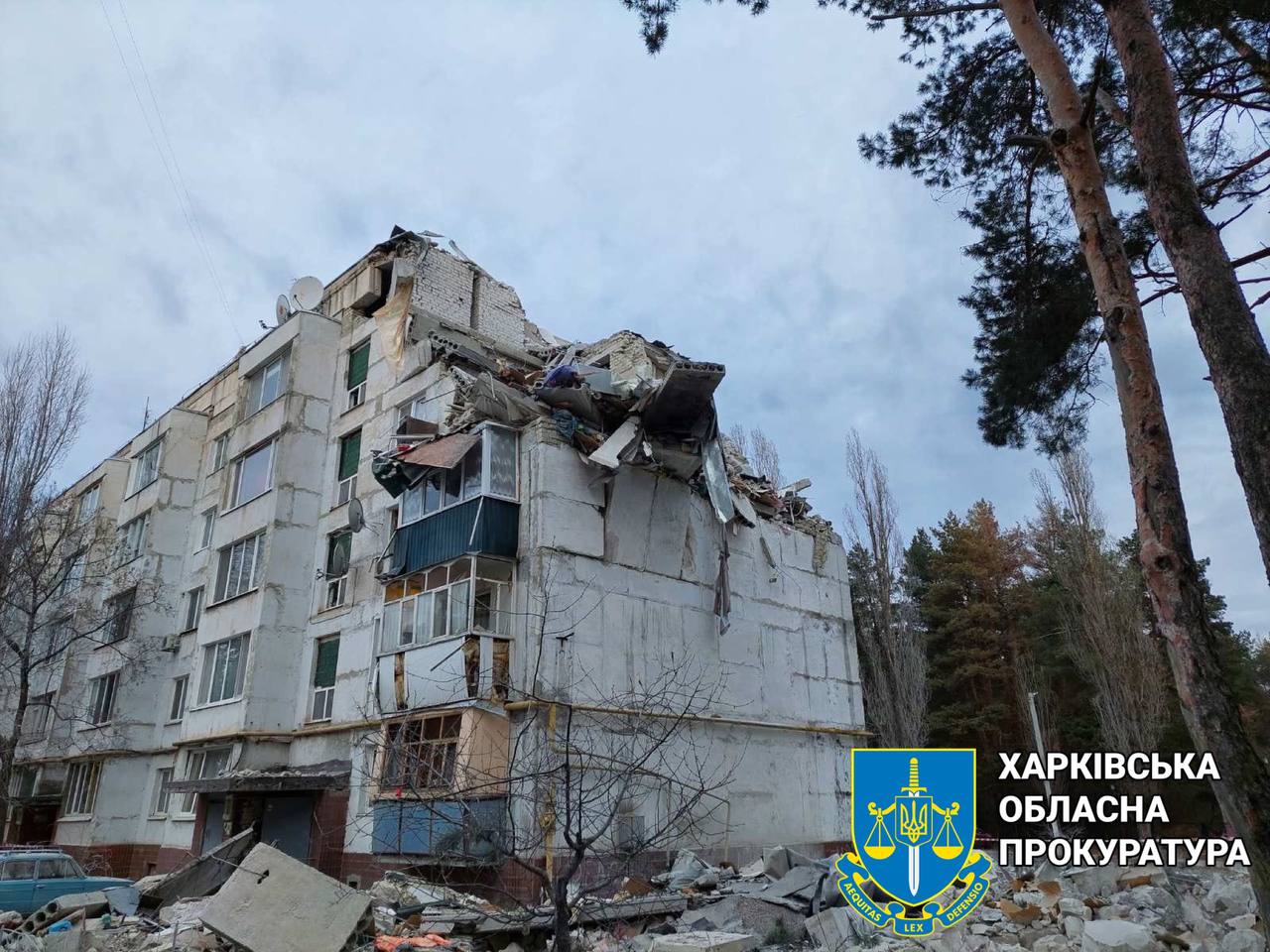 Окупанти вдарили ракетою по житловій п‘ятиповерхівці поблизу Чугуєва: поранено двох жінок