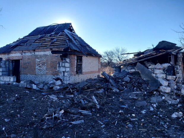 Ворог продовжує обстрілювати населені пункти Харківщини: слідчі фіксують злочини російських військових