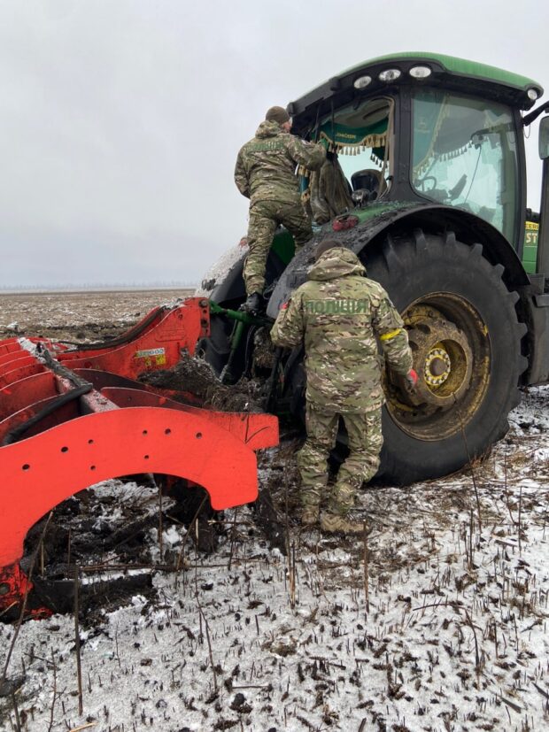 В Чугуївському районі на касетному боєприпасі від ракети підірвався тракторист
