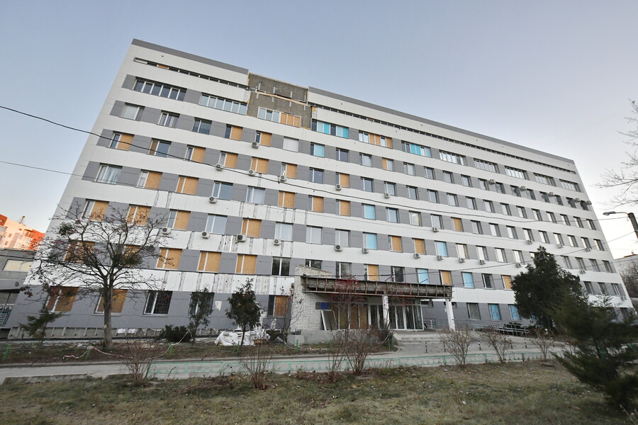 Будівлю Харківської обласної травматологічної лікарні відновлюють після російських обстрілів (відео)