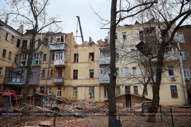 У постраждалому від обстрілу будинку відновлюють комунікації