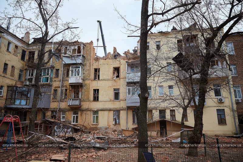 У постраждалому від обстрілу будинку відновлюють комунікації