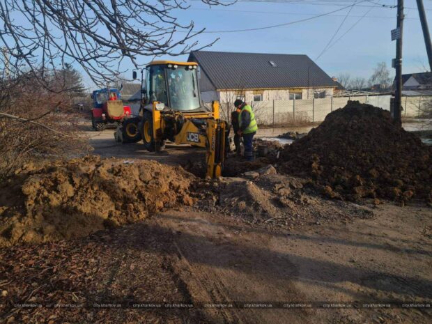 У Немишлянському районі усувають аварію на водоводі