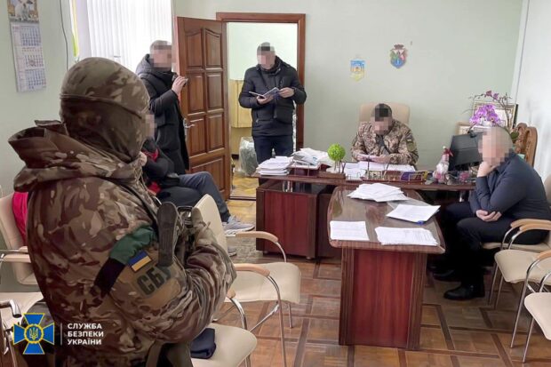 На Харківщині затримали сільського голову, яка чекала на прихід окупантів та "зливала" ворогу розвідувальну інформацію