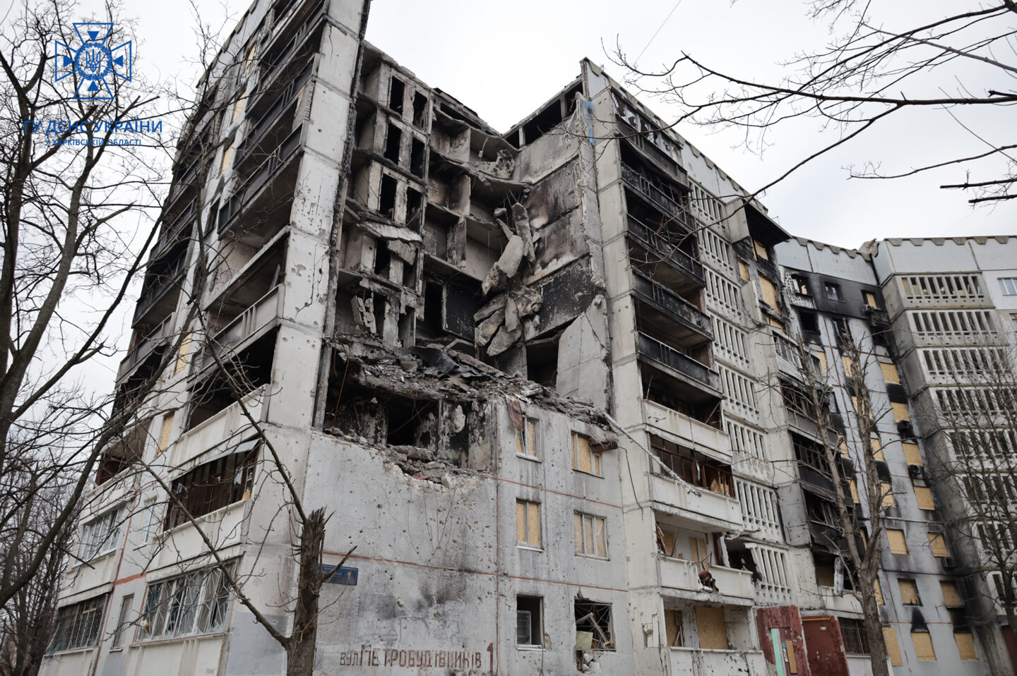 У Харкові рятувальники розбирають завали напівзруйнованої 9-поверхівки на Північній Салтівці