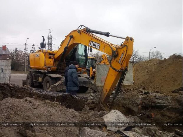 У Київському районі ліквідували складну аварію на водоводі