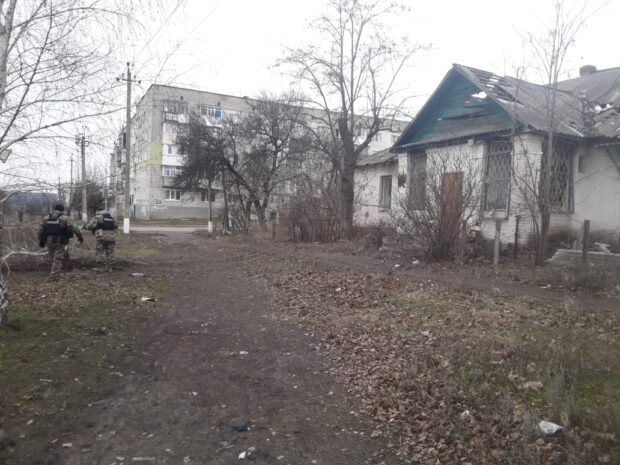 Внаслідок російських обстрілів поранений чоловік, зруйновані приватні будинки: слідчі документують злочинні дії ворожої армії