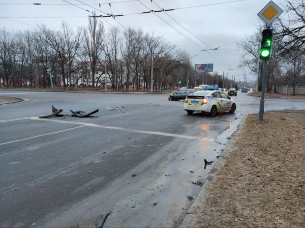 Виїхав на забороняючий сигнал світлофора: поліція проводить перевірку за фактом ДТП у Слобідському районі Харкова