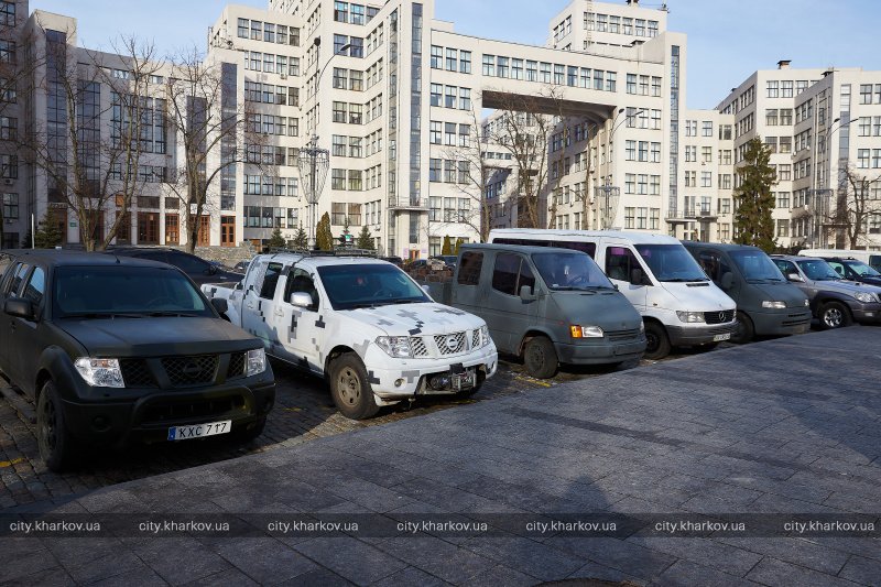 У Харкові військовим та рятувальникам передали автомобілі