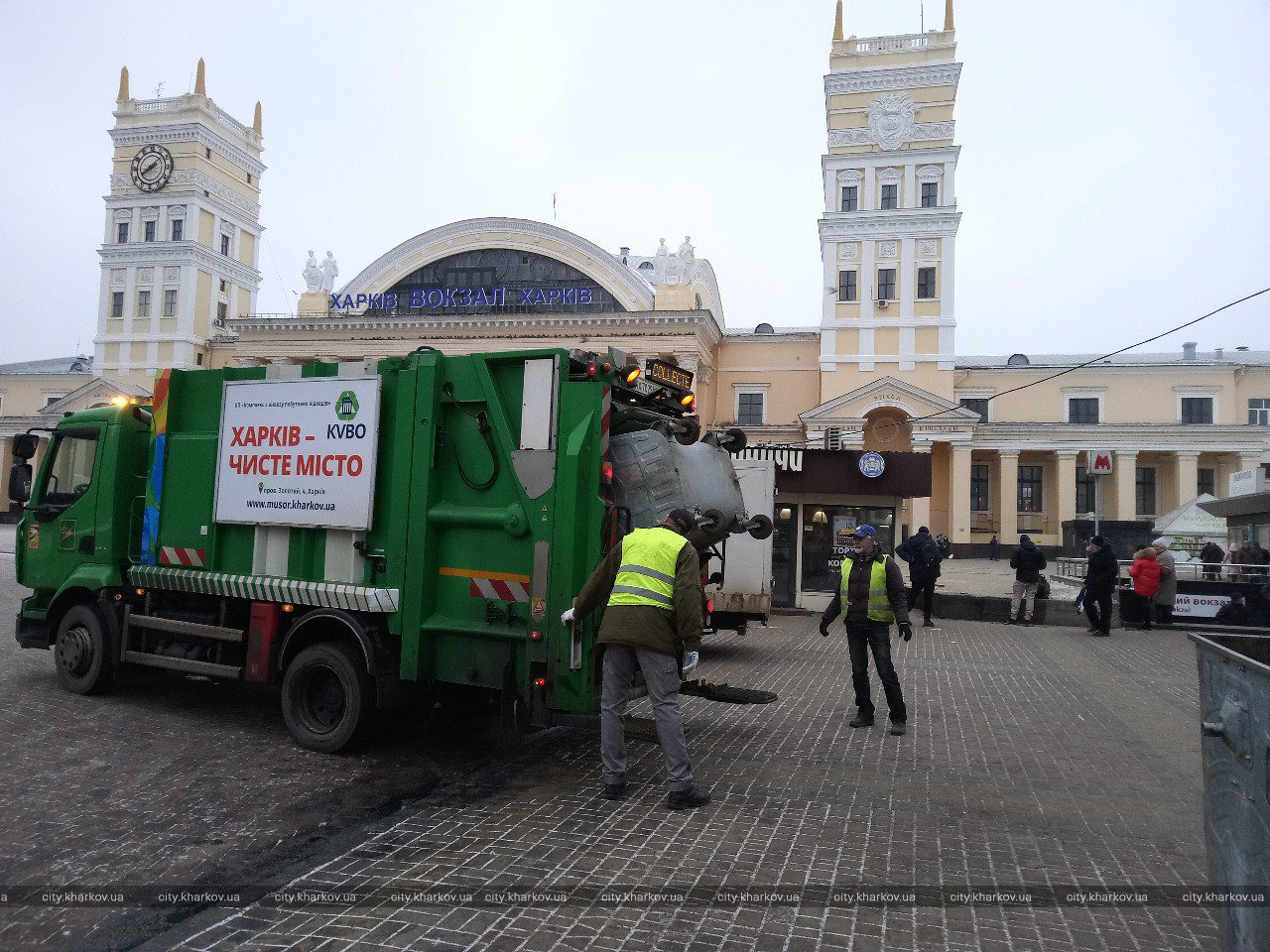 Працівники КВПВ наводять лад у районі Південного вокзалу