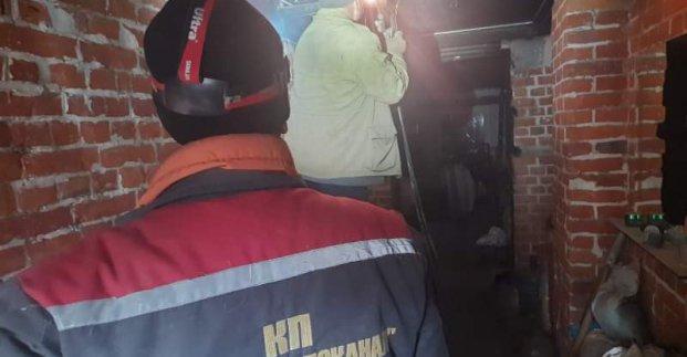У частині постраждалого від обстрілу будинку відновили водопостачання