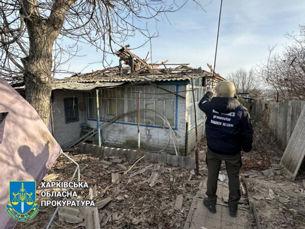 Окупанти вкотре обстріляли житлові будинки мирних мешканців на Харківщині: правоохоронці фіксують наслідки збройної агресії рф