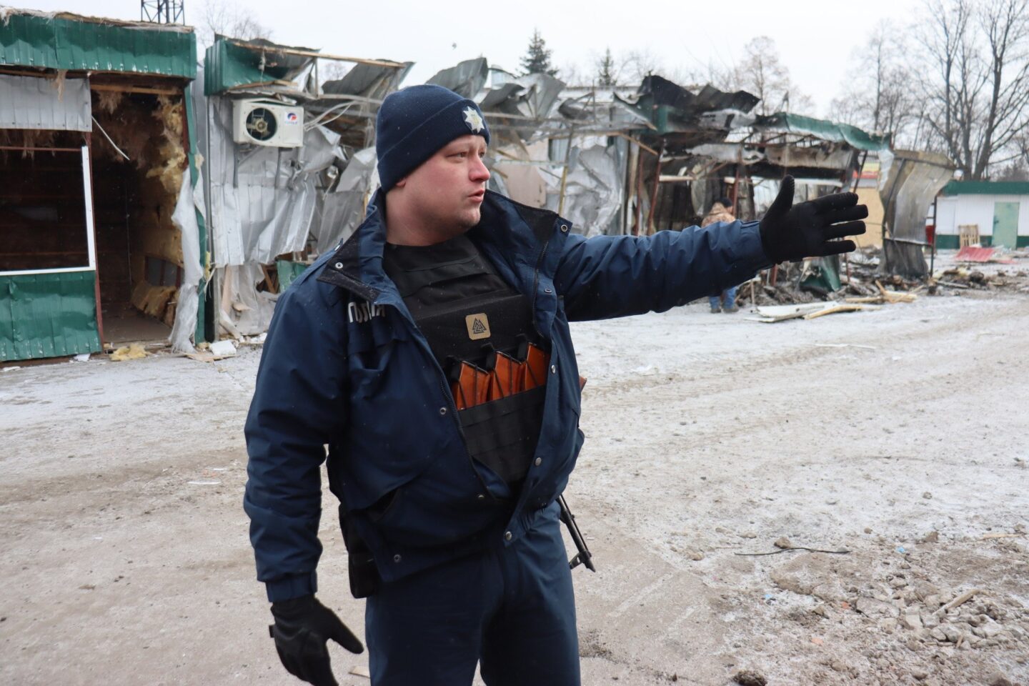 Розгрібав голими руками завали: поліцейський на Харківщині врятував життя маленької Софії