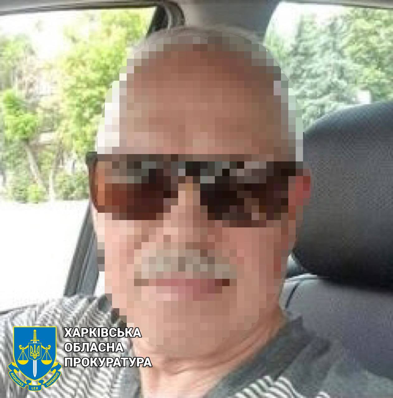 Прокуратура викрила зрадника, який працював у лавах окупаційної адміністрації на Харківщині: саме його син розтрощив Державний Герб України і помер за окупантів