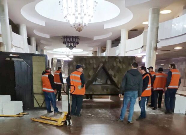 У метро демонтували головну ялинку Харкова