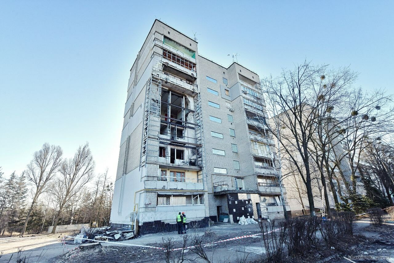 У селищі Докучаєвське закінчують консервувати будинок, який постраждав від обстрілів росіяни