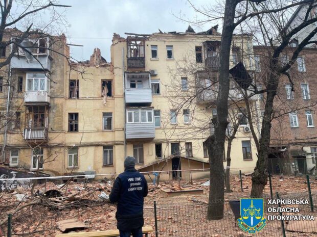 Російська ракета влучила у багатоквартирний будинок у Харкові: прокурори та слідчі поліції працюють на місці обстрілу