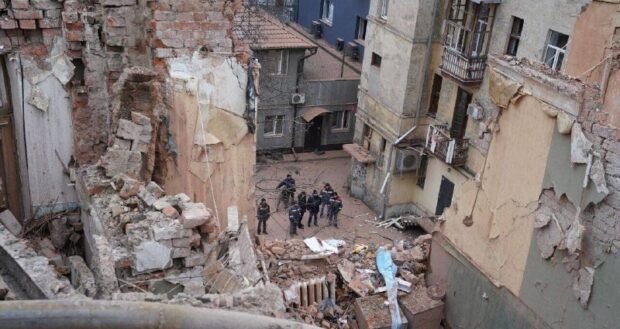 У пошкодженому обстрілом будинку в центрі Харкова відновлюють подачу тепла