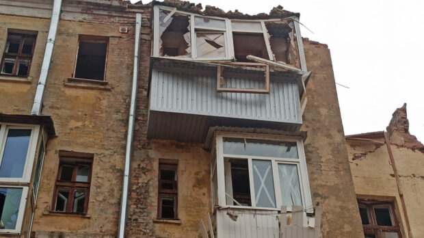 У Харкові демонтують під’їзд будинку, зруйнований російською ракетою - Терехов