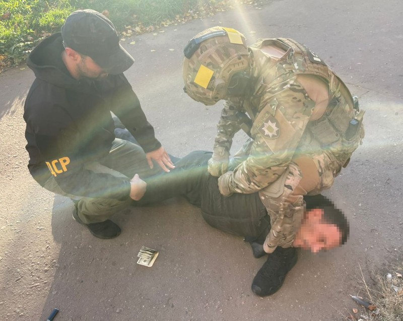 На Харківщині судитимуть чоловіка за вимагання 10 000 доларів США