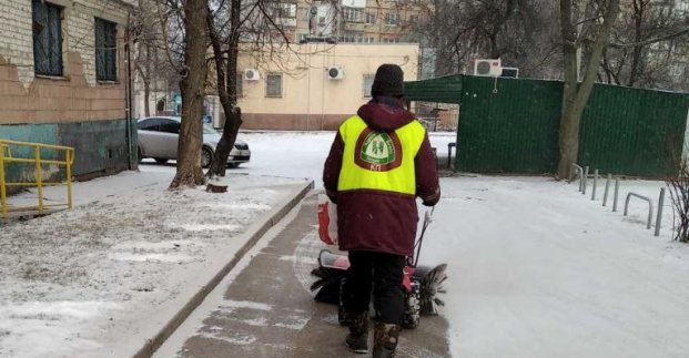 У Харкові сніг прибирають понад дві тисячі комунальників