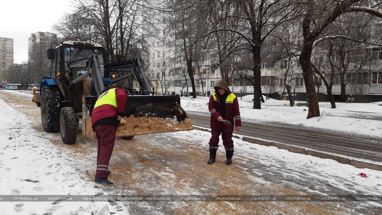 У Харкові прибирають сніг та посипають тротуари