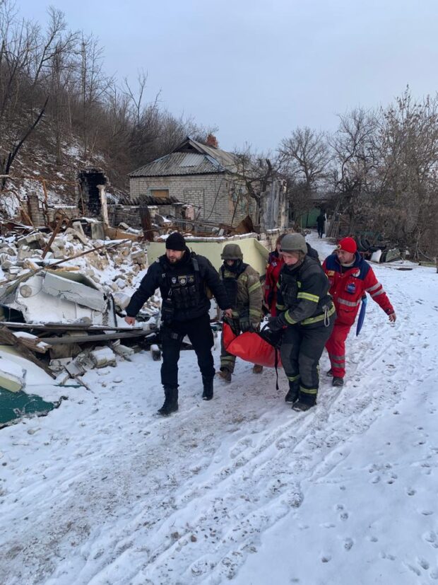 На Харківщині поліцейські врятували життя чоловіка, який опинився під завалами через обстріл