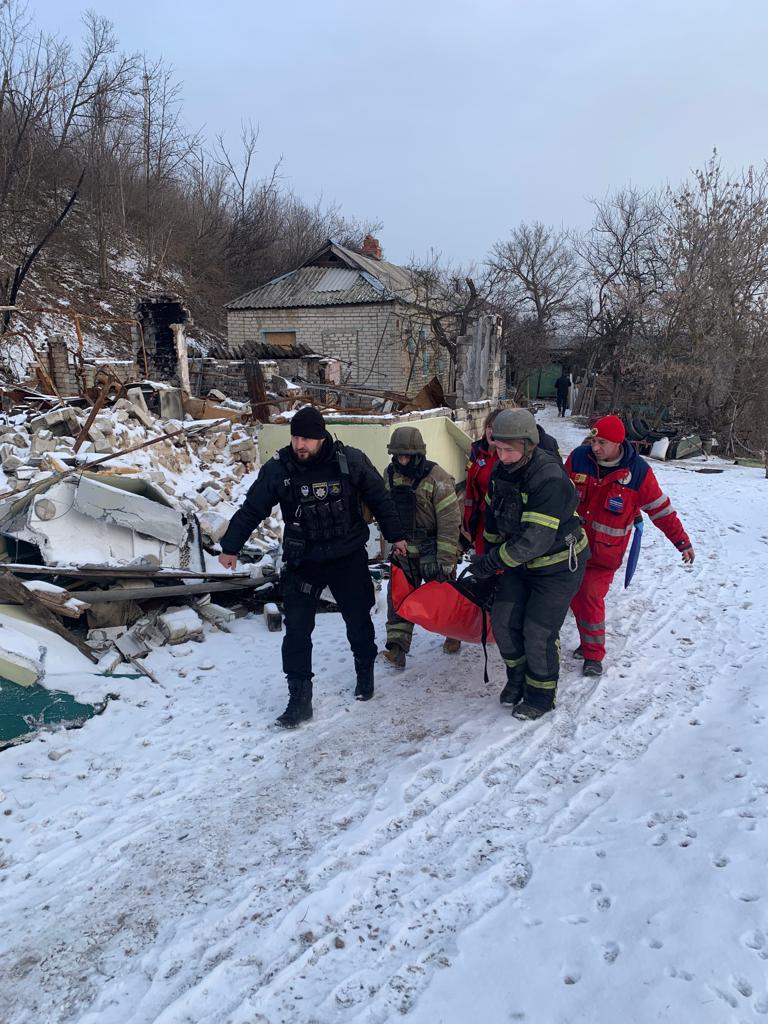 На Харківщині поліцейські врятували життя чоловіка, який опинився під завалами через обстріл