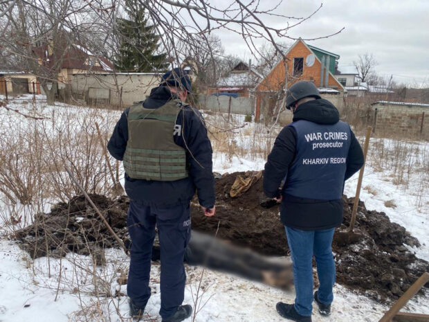 На Харківщині ексгумували тіло чоловіка, якого вбили росіяни
