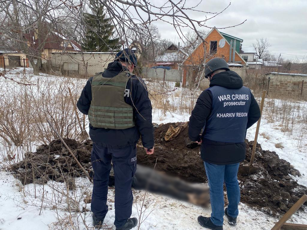 На Харківщині ексгумували тіло чоловіка, якого вбили росіяни