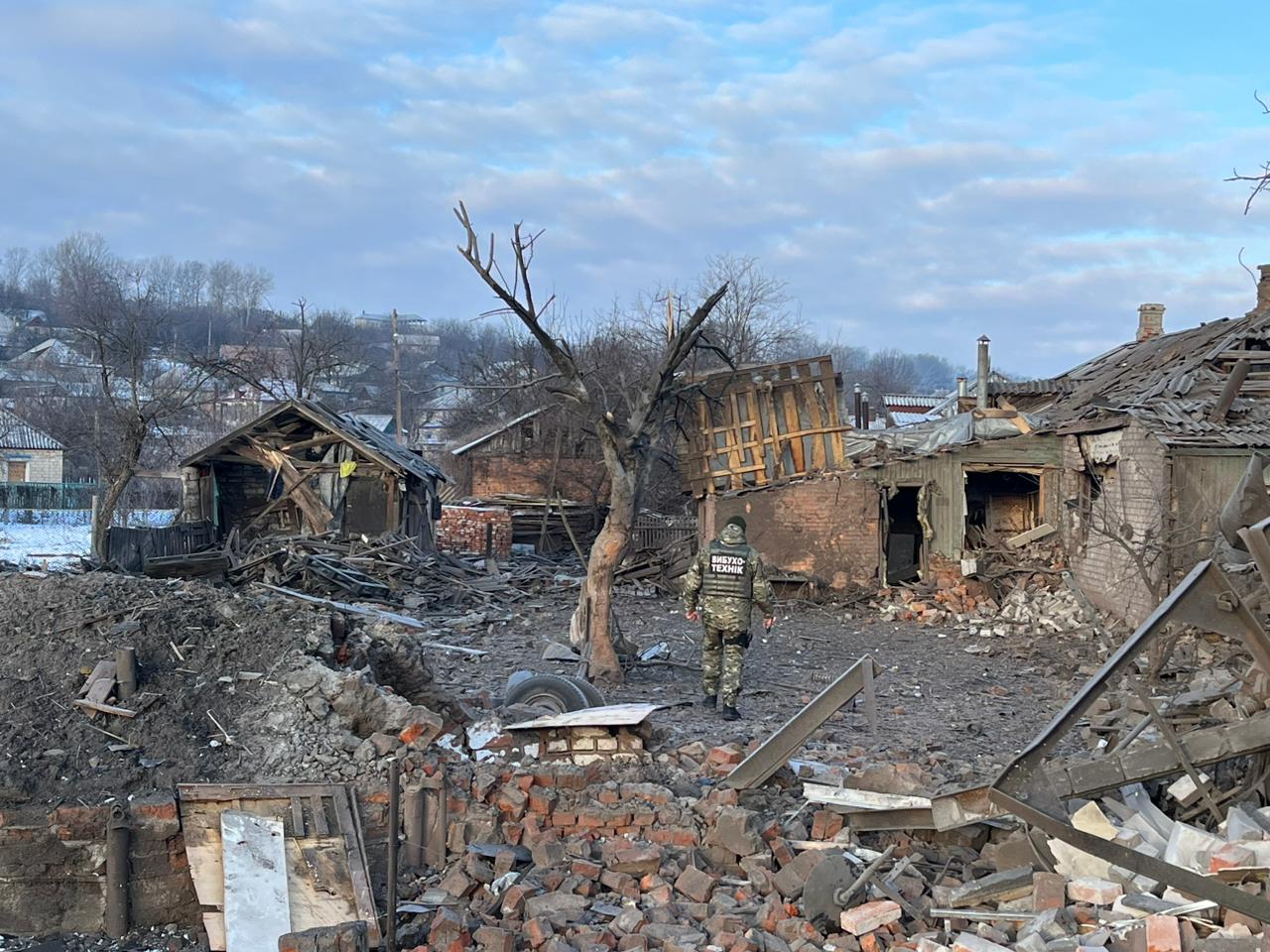 Один загиблий та вісім постраждалих внаслідок обстрілів минулої доби: поліція документує воєнні злочини окупантів проти мирного населення Харківщини