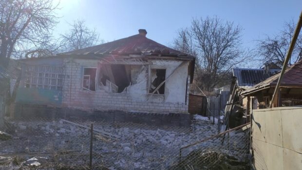 Під ворожими обстрілами поліцейські евакуювали тіло загиблого чоловіка в селищі Дворічна