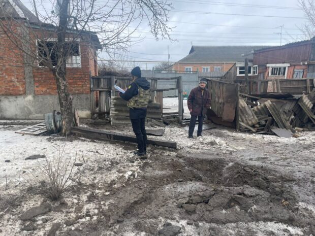 Зруйновані будинки та травмовані мирні мешканці: на Харківщині слідчі фіксують наслідки ворожих атак