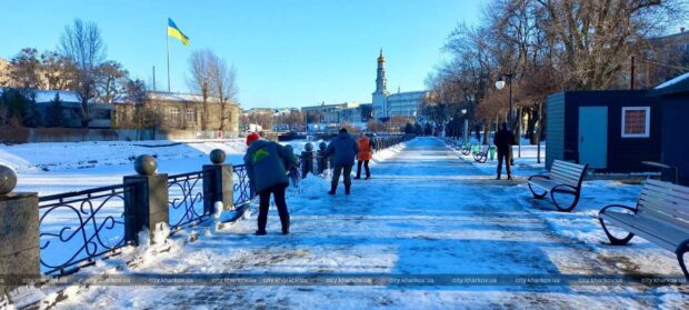 У Харкові прибирають сніг близько 1700 комунальників