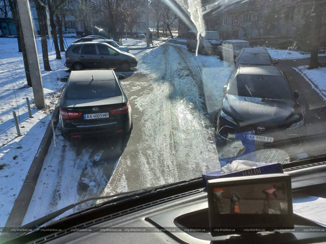 Харків'ян просять правильно паркувати автомобілі біля сміттєвих контейнерів