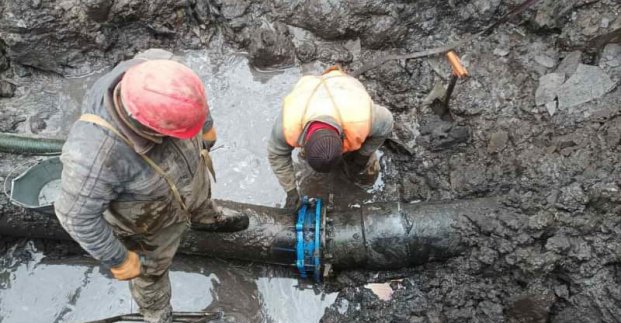 На вулиці Кокчетавській ліквідували аварію на водоводі