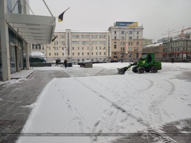 У Харкові понад дві тисячі комунальників прибирають сніг