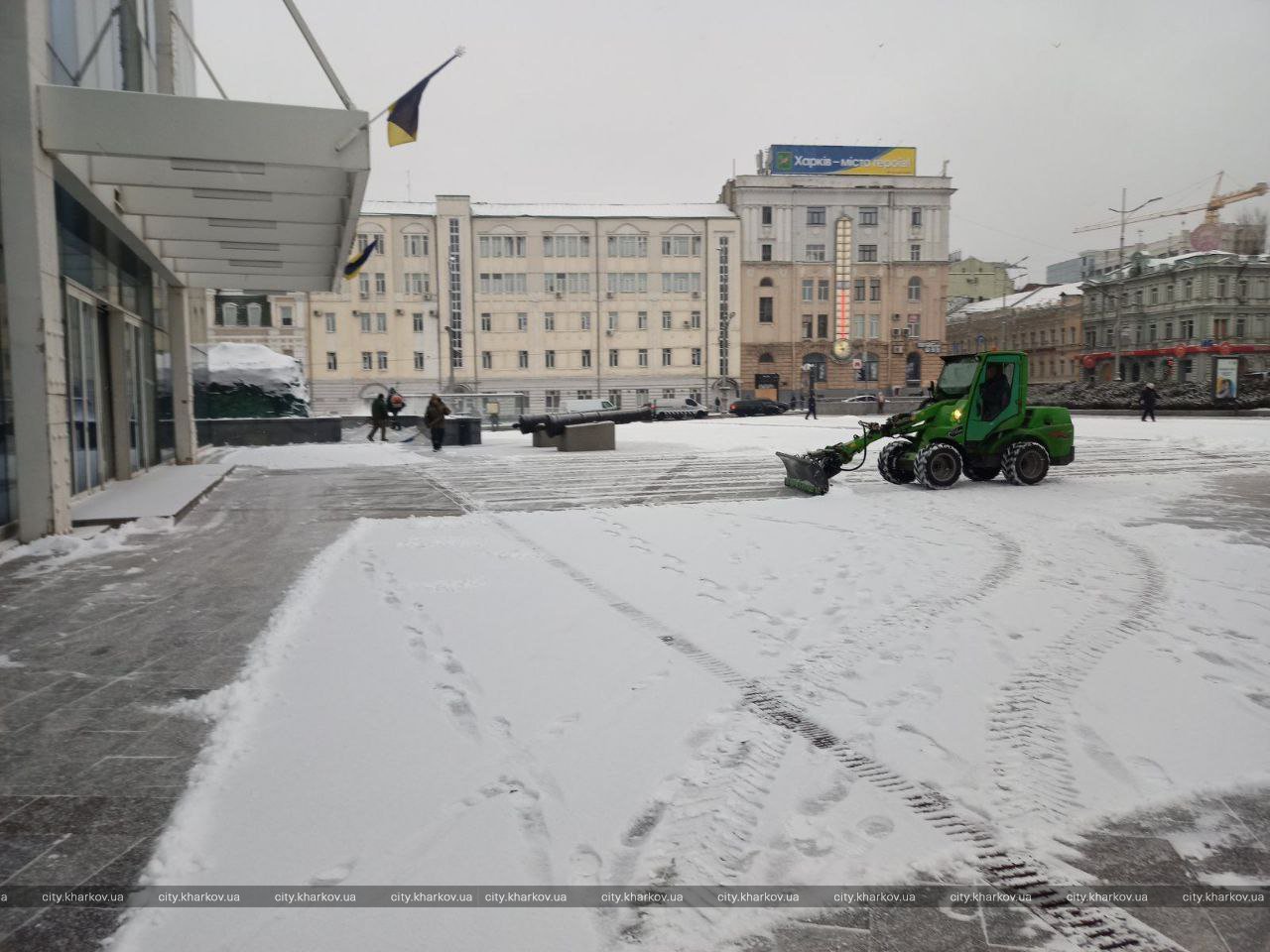 У Харкові понад дві тисячі комунальників прибирають сніг