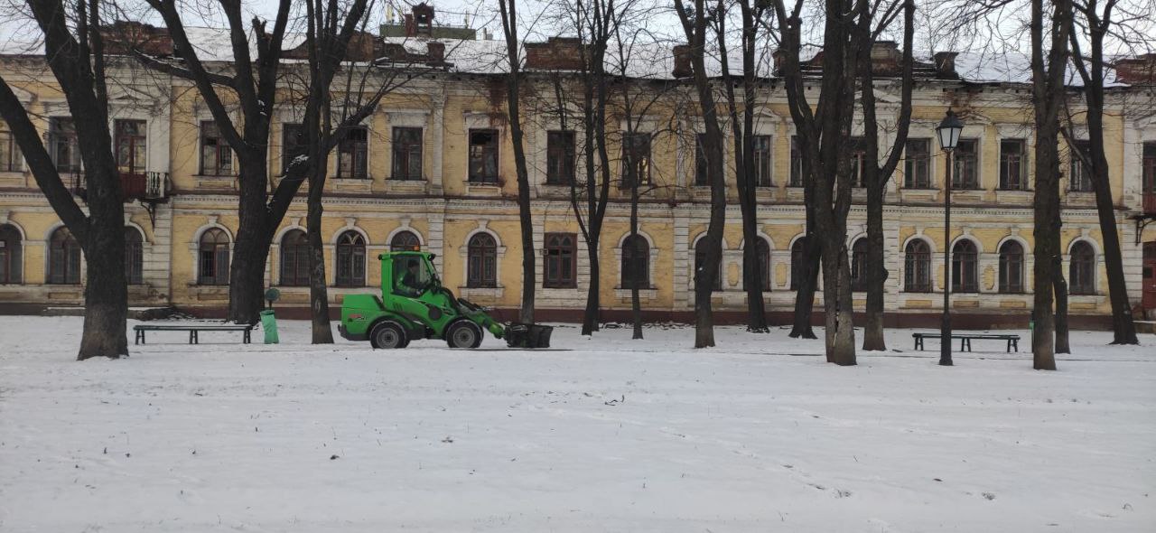 У Харкові близько двох тисяч комунальників прибирають сніг
